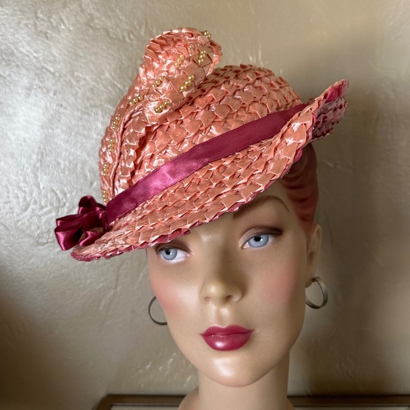 CHARMING 1960s' SALMON/PINK STRAW FEDORA WITH STRAW "FEATHER" & PEARLS